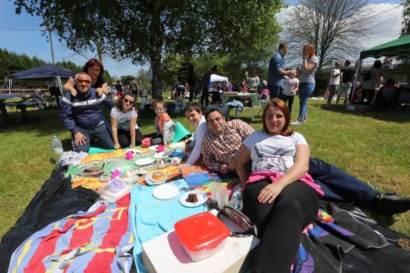 Centenares de personas se han congregado este 1 de mayo junto al embalse de Trasona para disfrutar de la tradicional jira de Corvera, que este año celebra su sexagésima edición.