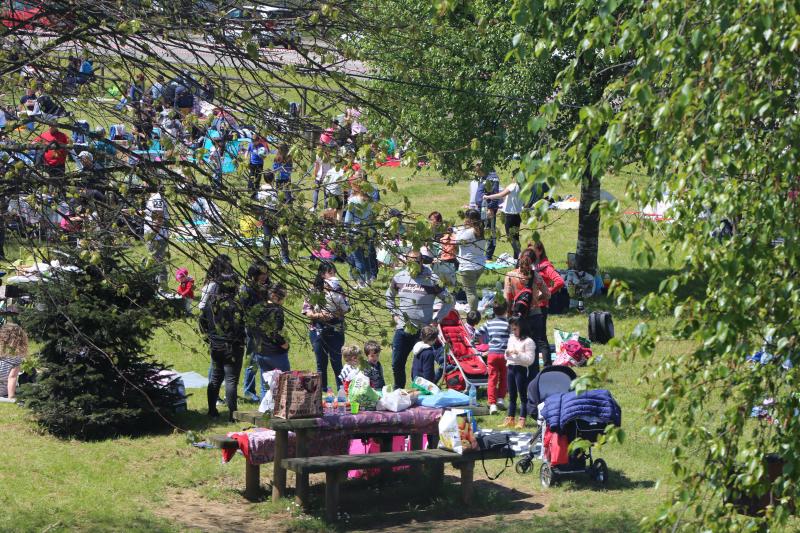 Centenares de personas se han congregado este 1 de mayo junto al embalse de Trasona para disfrutar de la tradicional jira de Corvera, que este año celebra su sexagésima edición.