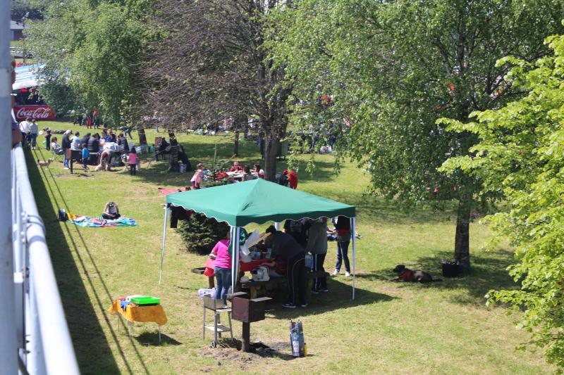 Centenares de personas se han congregado este 1 de mayo junto al embalse de Trasona para disfrutar de la tradicional jira de Corvera, que este año celebra su sexagésima edición.