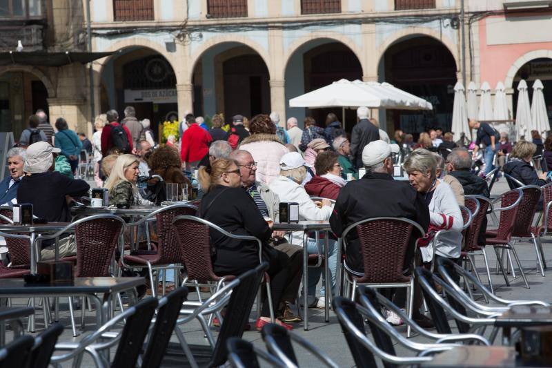 El buen tiempo invitó a lugareños y foráneos a disfrutar de todos los rincones del Principado en este Primero de Mayo.