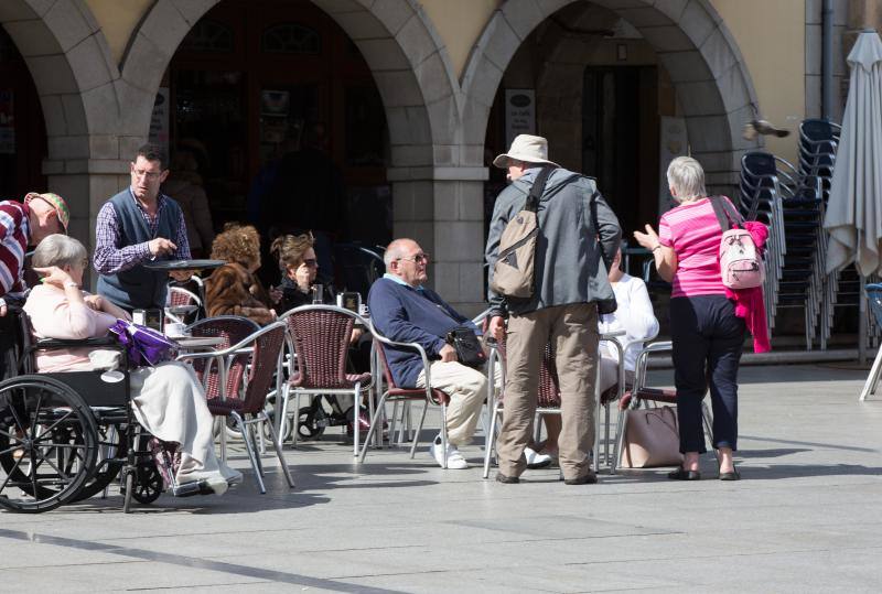 El buen tiempo invitó a lugareños y foráneos a disfrutar de todos los rincones del Principado en este Primero de Mayo.