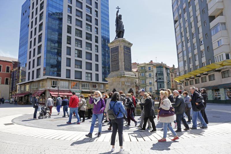 El buen tiempo invitó a lugareños y foráneos a disfrutar de todos los rincones del Principado en este Primero de Mayo.