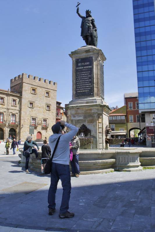 El buen tiempo invitó a lugareños y foráneos a disfrutar de todos los rincones del Principado en este Primero de Mayo.