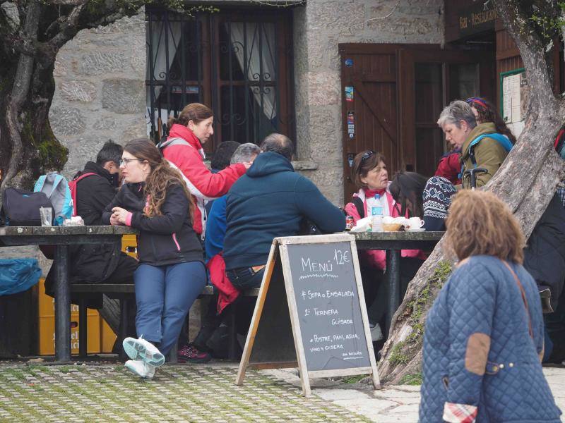 El buen tiempo invitó a lugareños y foráneos a disfrutar de todos los rincones del Principado en este Primero de Mayo.