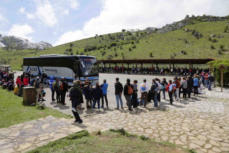 El buen tiempo invitó a lugareños y foráneos a disfrutar de todos los rincones del Principado en este Primero de Mayo.