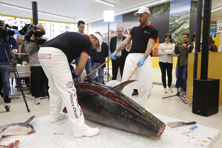 La tienda Alimerka situada en los bajos de El Molinón fue la encargada de traer a Asturias este ejemplar pescado en almadraba, un sistema artesanal y sostenible.