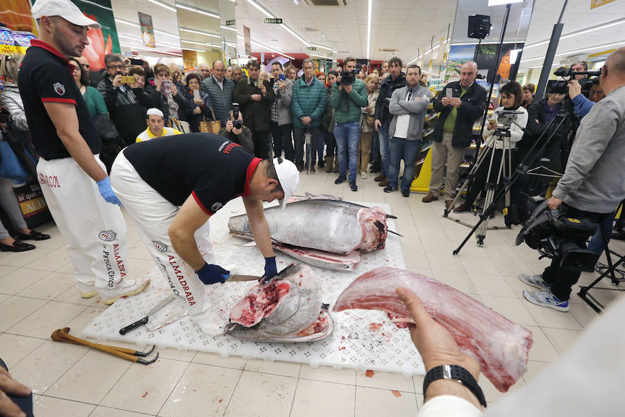 La tienda Alimerka situada en los bajos de El Molinón fue la encargada de traer a Asturias este ejemplar pescado en almadraba, un sistema artesanal y sostenible.