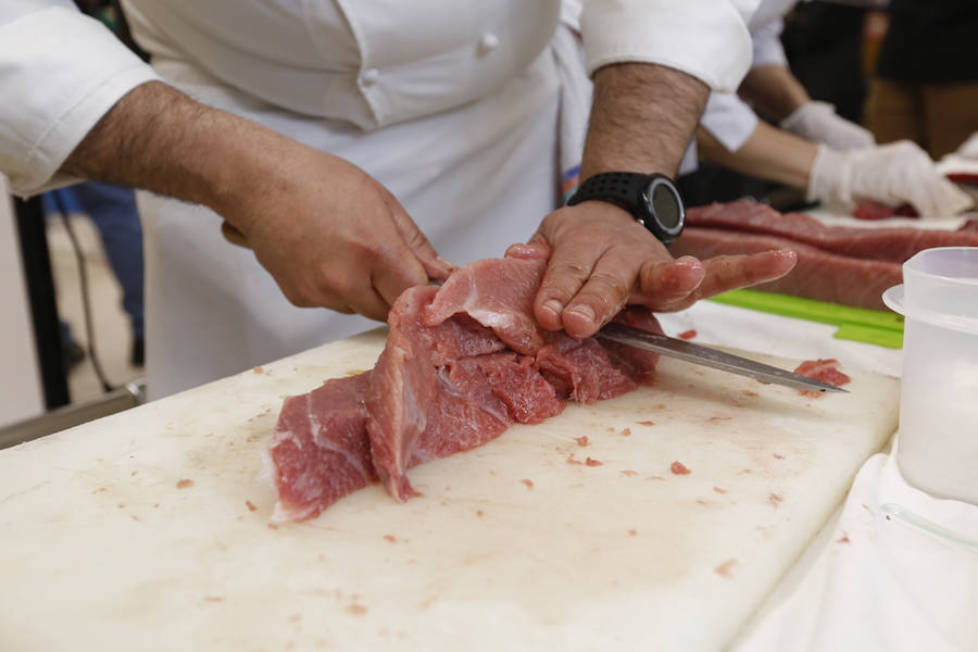 La tienda Alimerka situada en los bajos de El Molinón fue la encargada de traer a Asturias este ejemplar pescado en almadraba, un sistema artesanal y sostenible.