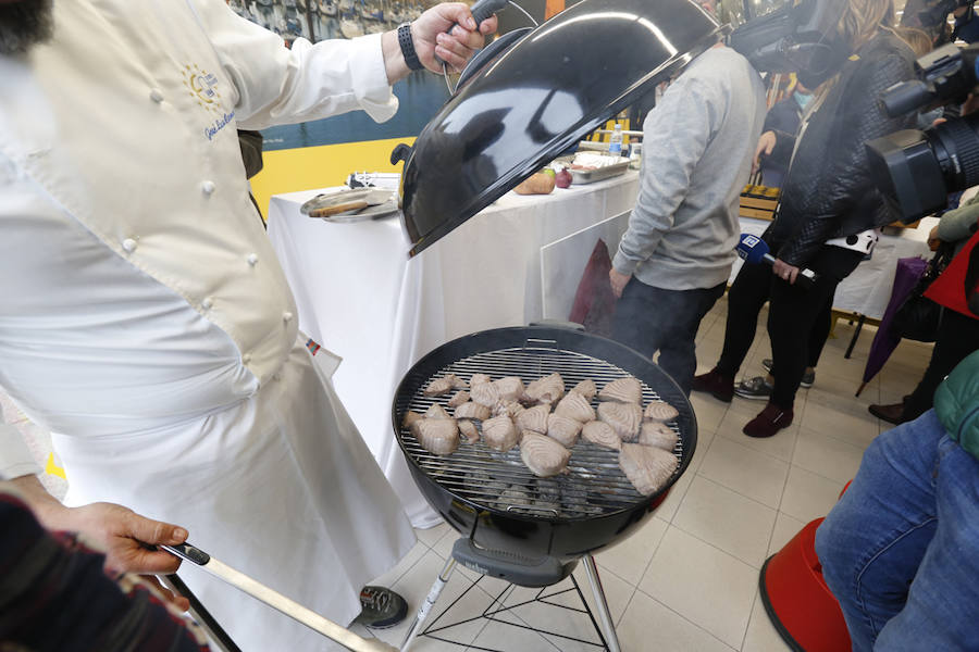 La tienda Alimerka situada en los bajos de El Molinón fue la encargada de traer a Asturias este ejemplar pescado en almadraba, un sistema artesanal y sostenible.