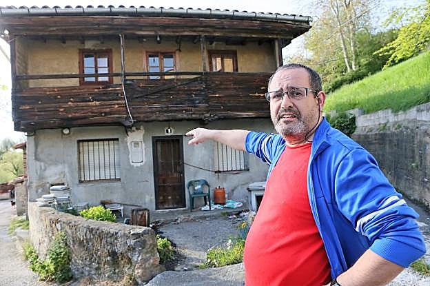 Rubén Montes señala la casa familiar de Tuenes en la que creció junto a su hermana Nori.