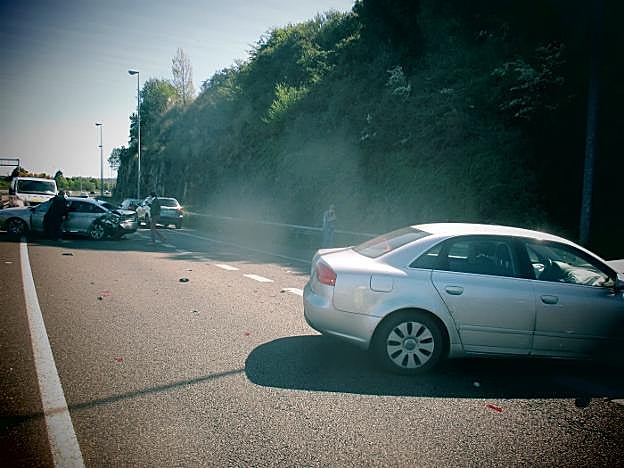 Los dos coches accidentados ayer. 