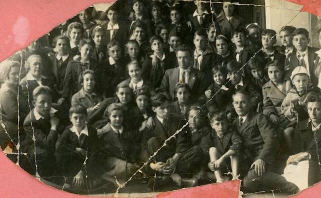 Niños y maestros de la Guerra, en Leningrado. En el centro: Nicolás Díez Balbuena.