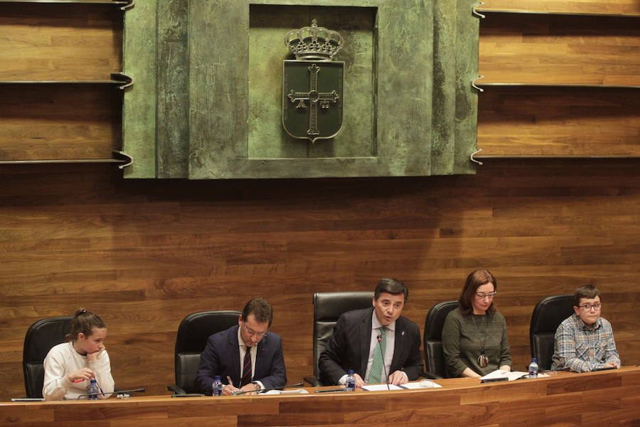 La Junta General ha celebrado el acto oficial de la Selmana de les Lletres Asturianes, dedicada a la literatura infantil y juvenil. Además de los parlamentarios, la cita ha contado con la participación de medio centenar de alumnos de Primaria de distintos centros de la región.