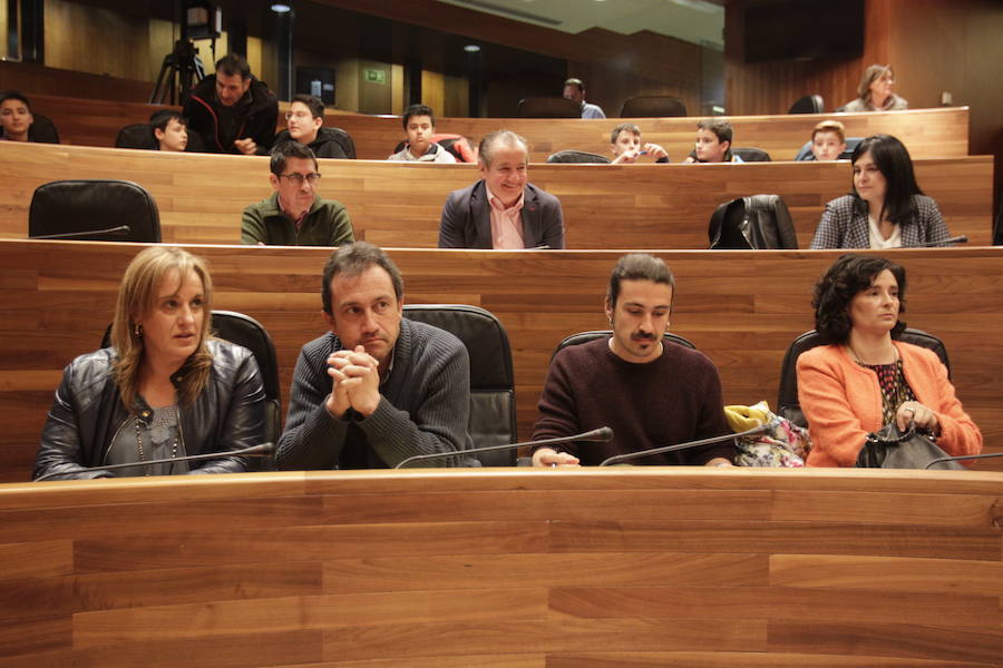 La Junta General ha celebrado el acto oficial de la Selmana de les Lletres Asturianes, dedicada a la literatura infantil y juvenil. Además de los parlamentarios, la cita ha contado con la participación de medio centenar de alumnos de Primaria de distintos centros de la región.