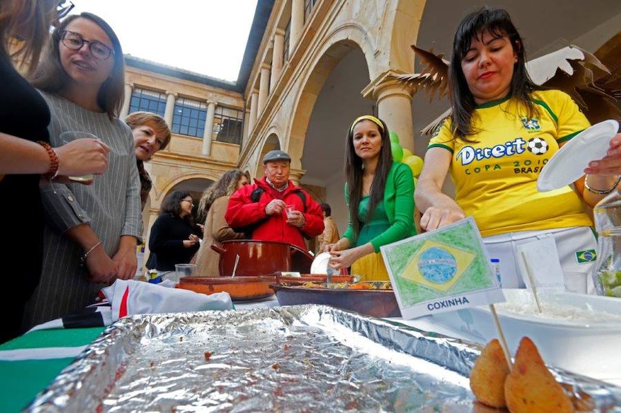 La Universidad de Oviedo celebra un año más su Día Internacional: Banderas del Mundo para conocer más las diferentes culturas. Los asistentes pudieron disfrutar de platos y bebidas típicas de varios países