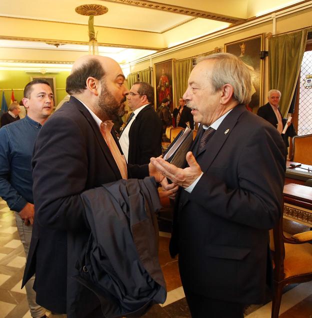 Caunedo y el alcalde conversan al finalizar la sesión plenaria de ayer. 