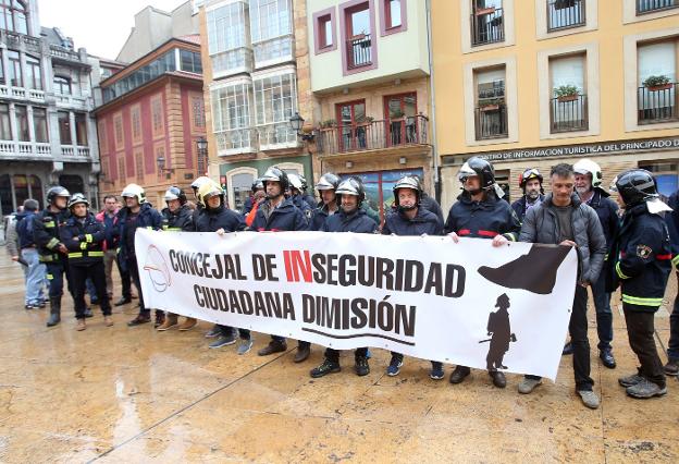 Los bomberos pidieron la dimisión de Ricardo Fernández. 