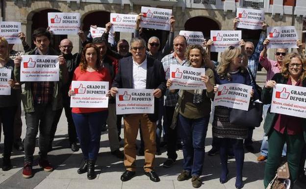 Anibal Vázquez, en el centro, reclamando el grado de Deportes para Mieres.