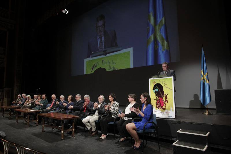 Xosé Antón González, presidente de la Academia de la Llingua Asturiana, señaló en su discurso que «la sociedá asturiana ta madura pa la oficialidá».