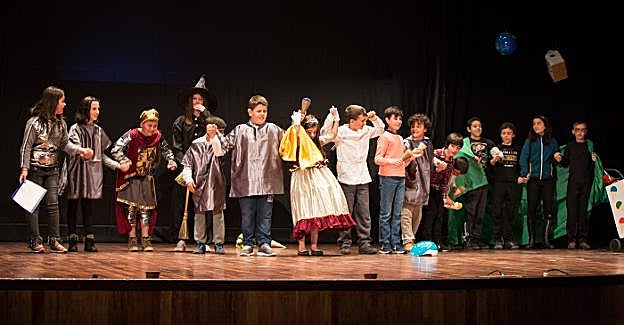 Los estudiantes de Llingua Asturiana representaron una pequeña obra de teatro ante el público de la Casa de Cultura de Avilés. 