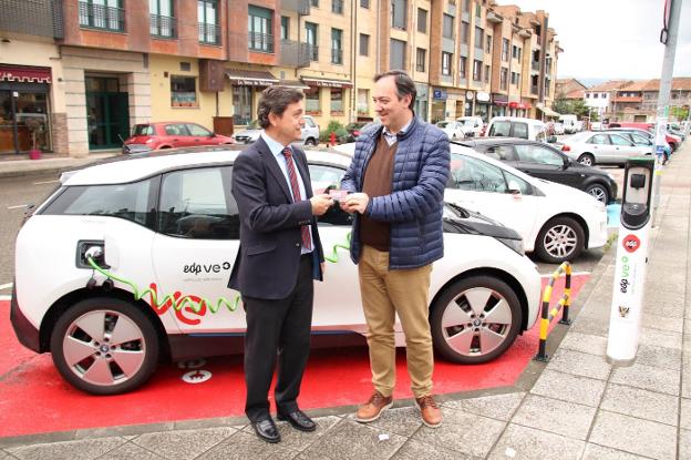 Antonio González-Lamuño, de EDP, con el alcalde, Alejandro Vega en el punto de recarga de la calle Víctor García de la Concha. 