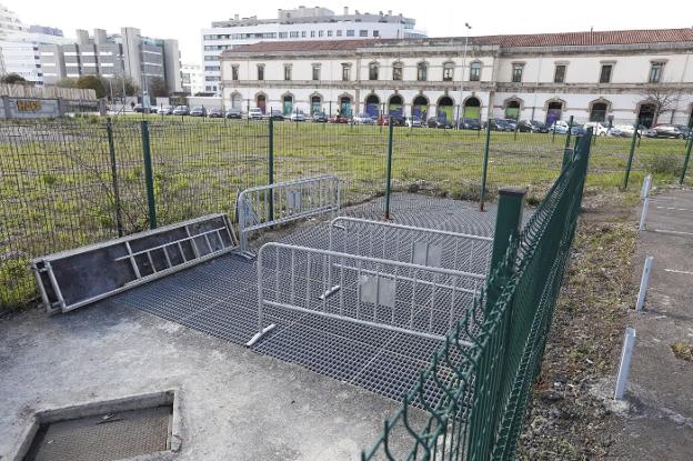 Operarios de Tragsa vallaron ayer el acceso al túnel frente al Museo del Ferrocarril como paso previo al inicio de los trabajos. 