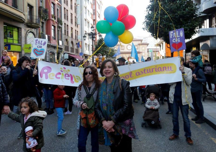La manifestación, convocada por la Xunta pola Defensa de la Llingua Asturiana, coincidió con la celebración del 'Día de les Lletres Asturianes'