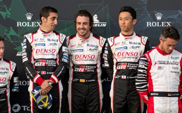 Fernando Alonso, junto a Sebastien Buemi y Kazuki Nakajima, en el podio tras proclamarse campeones de las 6 Horas de Spa. 