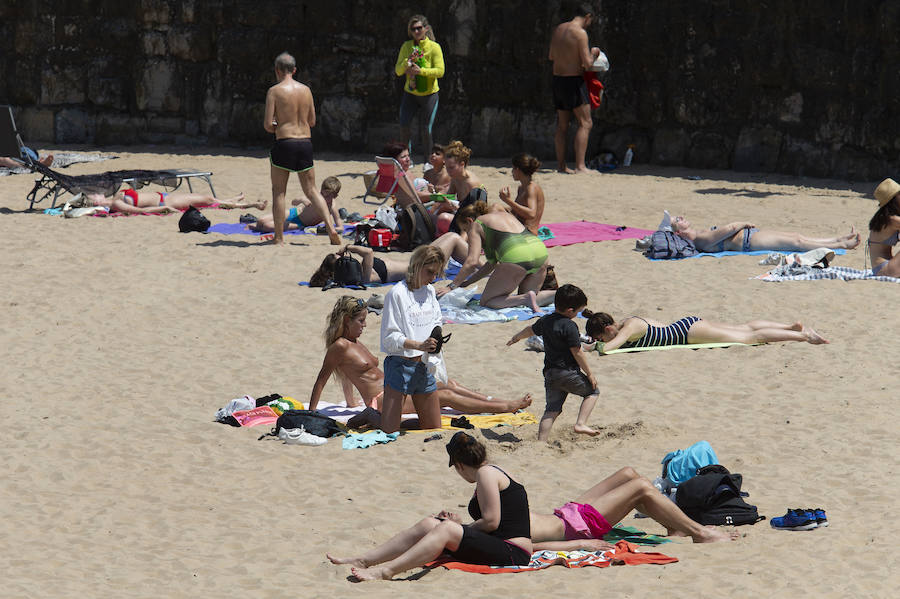 El calor ha hecho que numerosas personas se pusiesen el bañador y disfrutasen de una auténtica jornada de playa