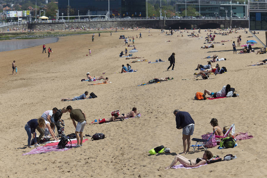 El calor ha hecho que numerosas personas se pusiesen el bañador y disfrutasen de una auténtica jornada de playa