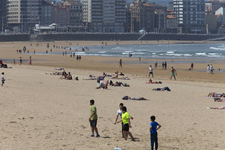 El calor ha hecho que numerosas personas se pusiesen el bañador y disfrutasen de una auténtica jornada de playa