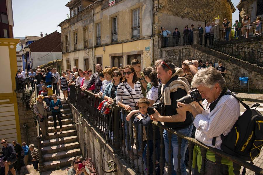 El alemán Alex Schulz recorrió la distancia entre el ayuntamiento y la iglesia subido a una cuerda a 10 metros de altura
