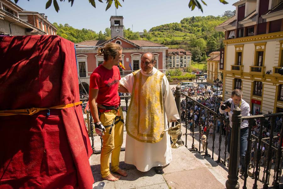 El alemán Alex Schulz recorrió la distancia entre el ayuntamiento y la iglesia subido a una cuerda a 10 metros de altura