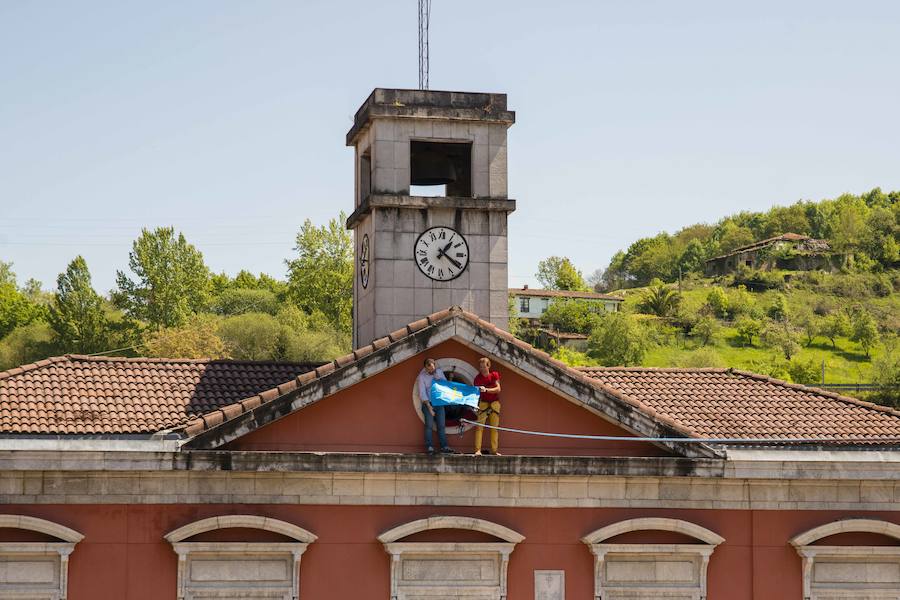 El alemán Alex Schulz recorrió la distancia entre el ayuntamiento y la iglesia subido a una cuerda a 10 metros de altura