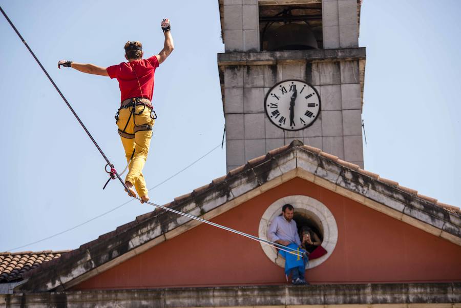 El alemán Alex Schulz recorrió la distancia entre el ayuntamiento y la iglesia subido a una cuerda a 10 metros de altura