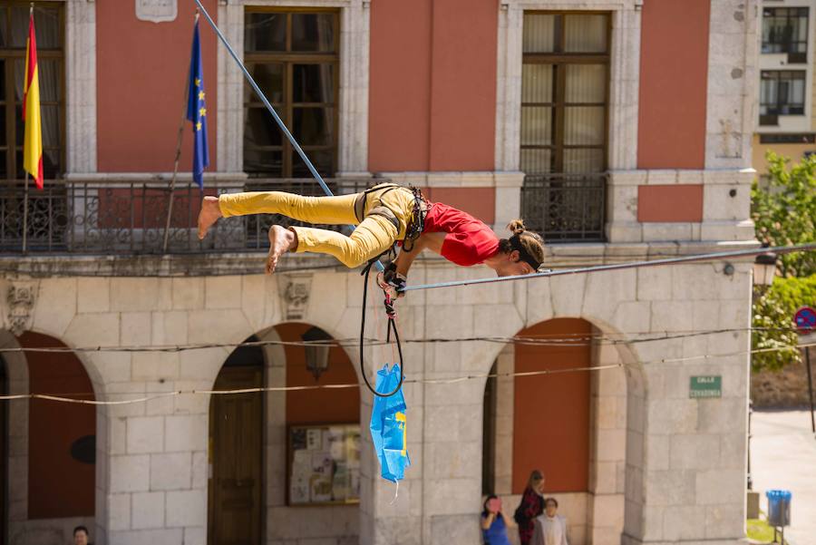 El alemán Alex Schulz recorrió la distancia entre el ayuntamiento y la iglesia subido a una cuerda a 10 metros de altura