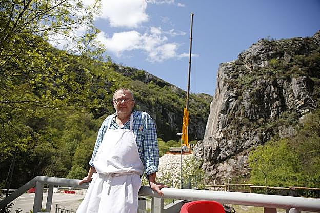 Fito González estaba haciendo obras en su restaurante cuando presenció el desplome de la montaña. 