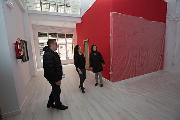 Germán Blanco, Yolanda Alonso y Sandra Rubio, ante el 'cubo' rojo que acogerá la oficina de recepción a los usuarios en las nuevas instalaciones de día del albergue. 