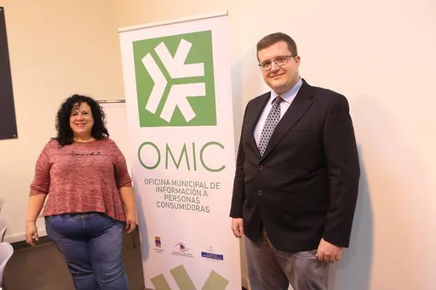 Isabel Fernández y Carlos López en la oficina de la OMIC en Llanera. 