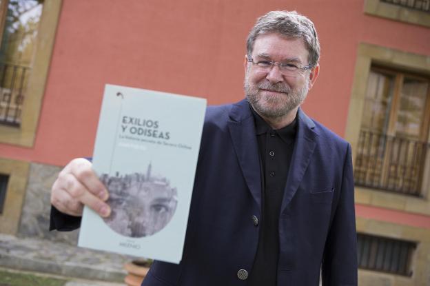 Juan Fueyo, con un ejemplar de 'Exilios y odiseas'. 