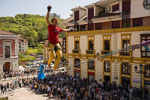El público abarrotó Infiesto para ser testigo de cómo el alemán Alex Schulz recorría el espacio entre la Casa Consistorial y la iglesia sobre la cuerda floja. 