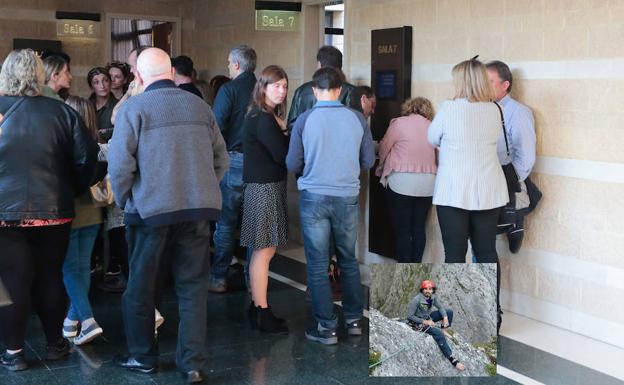 Familiares y compañeros de Juan José Domínguez, a la entrada de la sala siete del tanatorio de Cabueñes. Abajo, a la derecha, una imagen del alpinista fallecido.