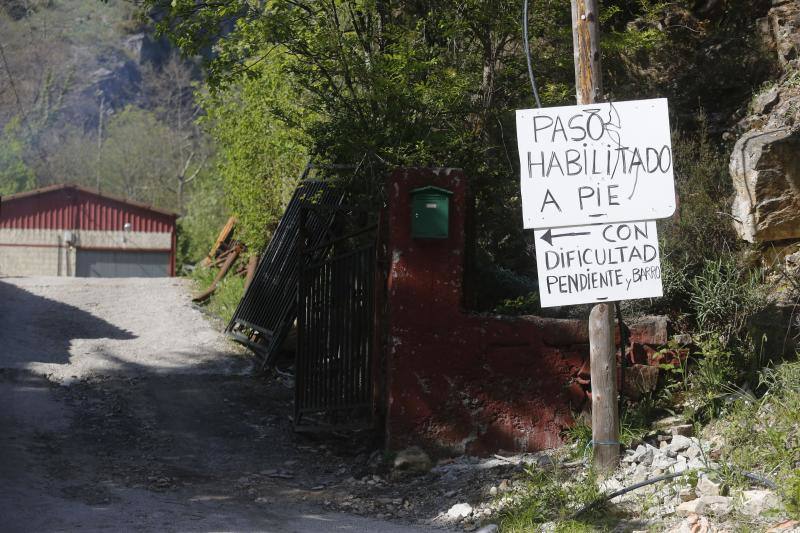 Geólogos y residentes en el concejo auguran más episodios como el de Anzó por el estado de los taludes.