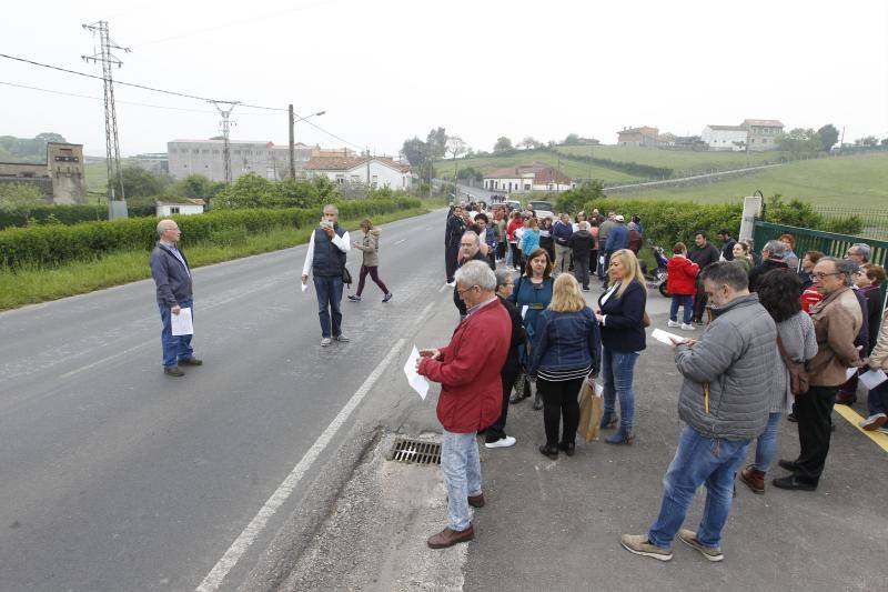La concentración ha congregado a medio centenar de personas entre inquilinos a pocos metros del enlace de la carretera general con el acceso a la población y al pozo minero sin que se produjeran incidentes con las fuerzas de seguridad.