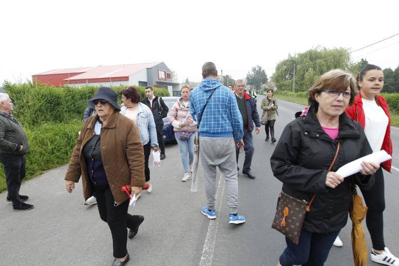 La concentración ha congregado a medio centenar de personas entre inquilinos a pocos metros del enlace de la carretera general con el acceso a la población y al pozo minero sin que se produjeran incidentes con las fuerzas de seguridad.