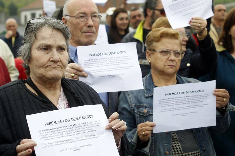 La concentración ha congregado a medio centenar de personas entre inquilinos a pocos metros del enlace de la carretera general con el acceso a la población y al pozo minero sin que se produjeran incidentes con las fuerzas de seguridad.