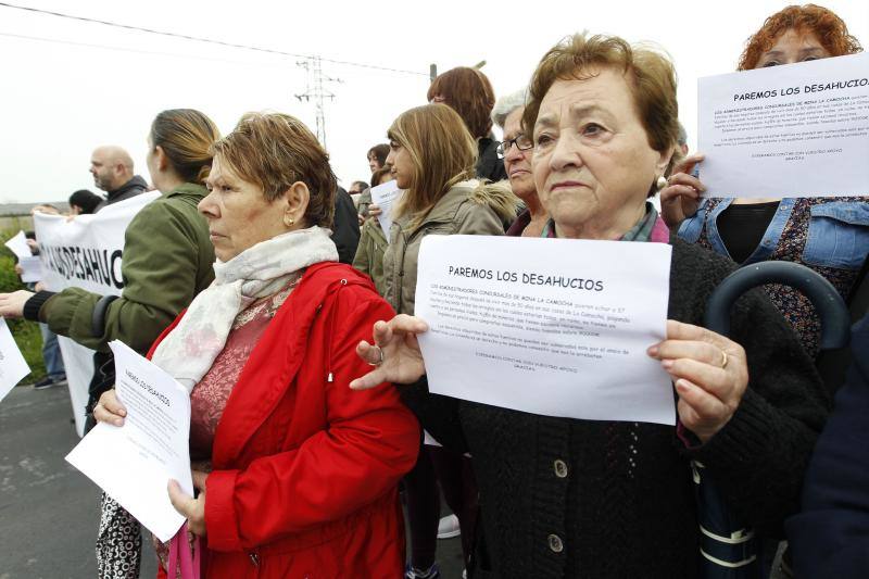 La concentración ha congregado a medio centenar de personas entre inquilinos a pocos metros del enlace de la carretera general con el acceso a la población y al pozo minero sin que se produjeran incidentes con las fuerzas de seguridad.