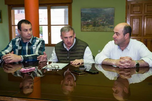 Alberto Álvarez, Emilio García Longo y Álvaro Palacios ayer, durante la presentación del proyecto de accesibilidad de Arriondas. 