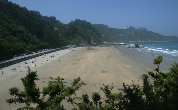 La bandera azul ondeará en 12 playas de Asturias