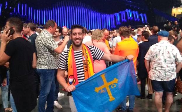 Isaac García posa con la bandera de Asturias en el Altice Arena durante la segunda semifinal de Eurovisión.